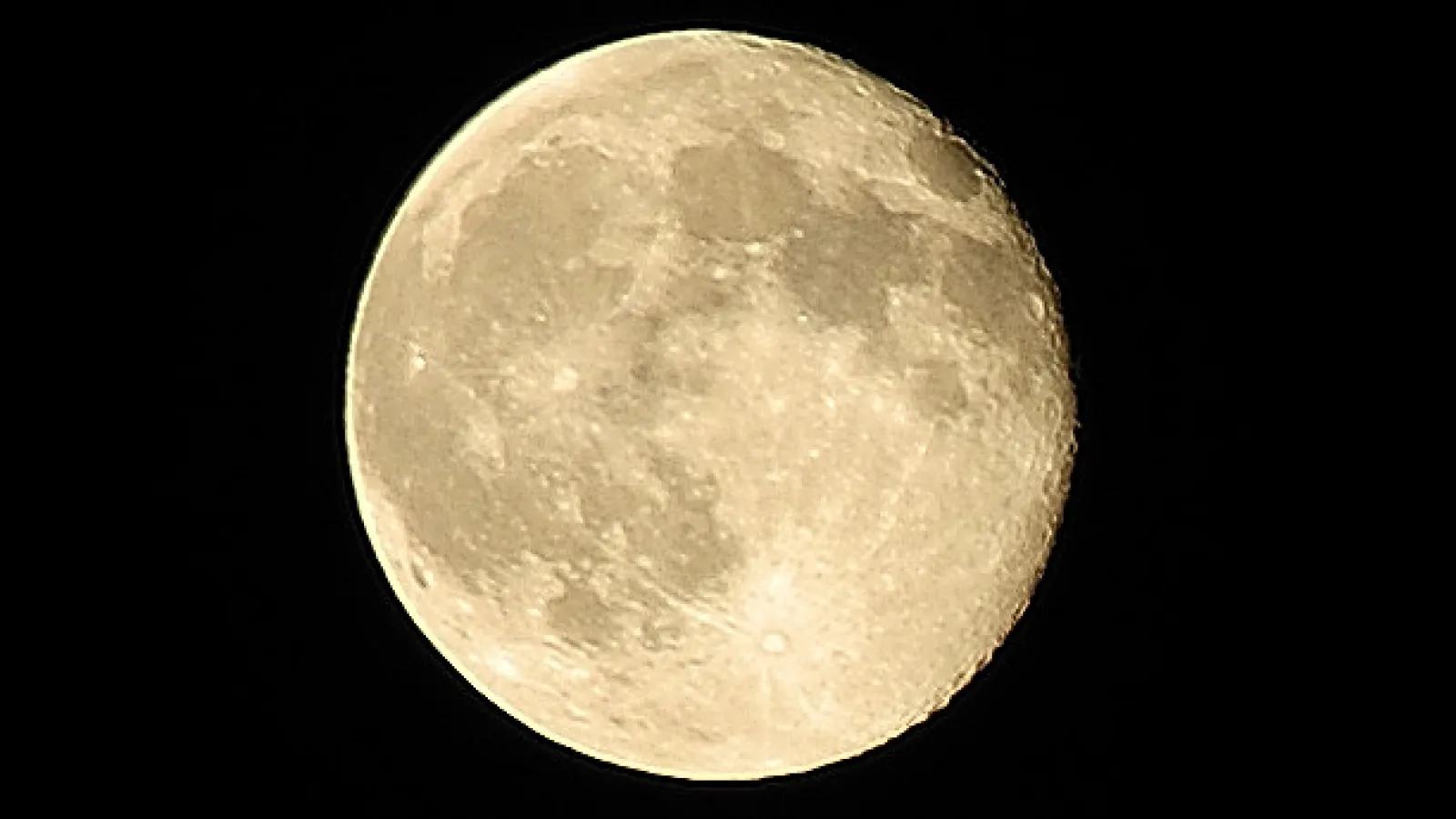 Full Moon picture taken by wikipedia user gnuckx